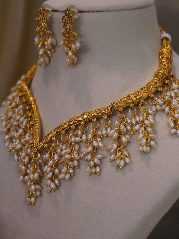 Pearl drop V necklace