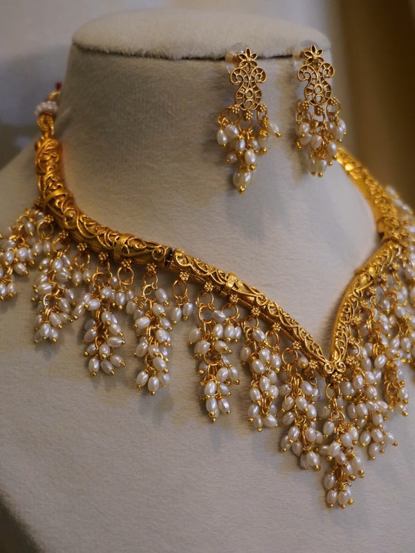 Pearl drop V necklace